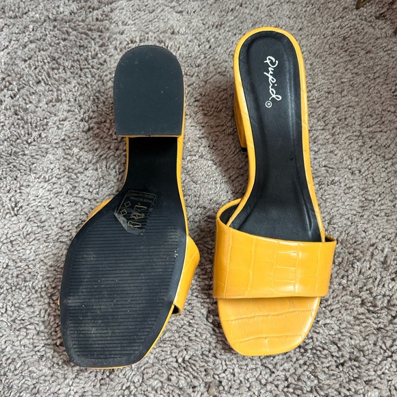 Qupid yellow croco pattern low heeled sandal - Picture 3 of 3